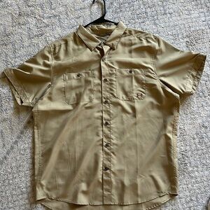 Men’s L UA Vented Button Down